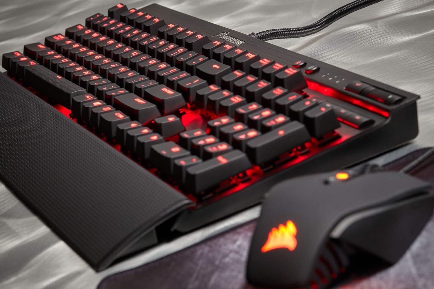 Corsair Mechanical Gaming Keyboard K70 Lux Cherry MX Blue - Ergonomic design for comfortable typing. 0843591074124