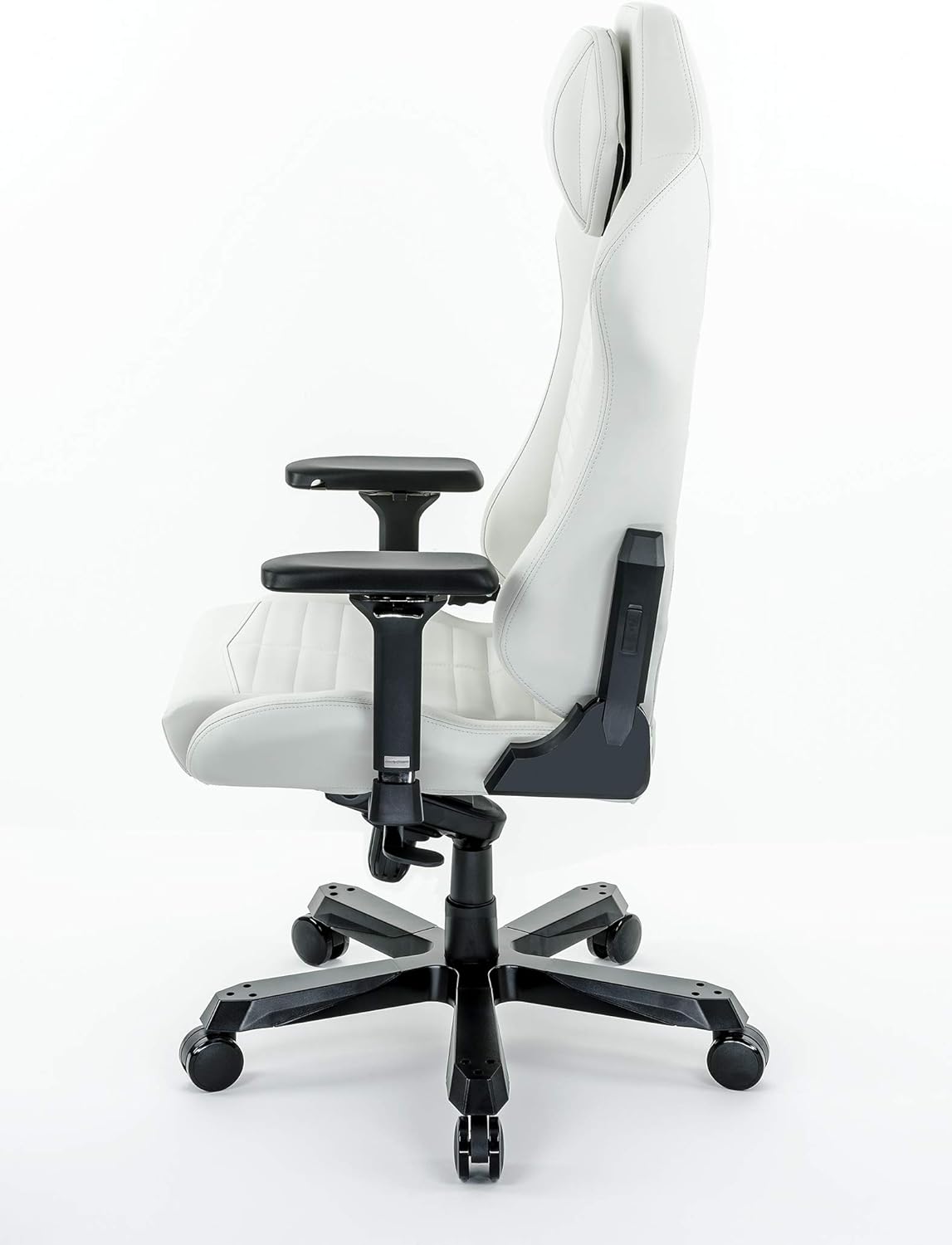 Sleek White Gaming Chair - Barcode: 0810027590343