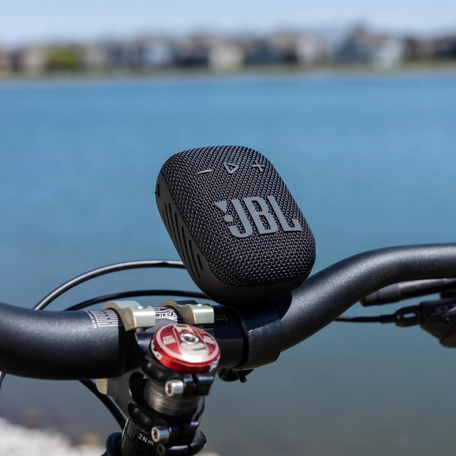 JBL Wind 3 FM Bluetooth Speaker - LED display for easy reading, IP67 waterproof and dustproof for outdoor use. 6925281998928